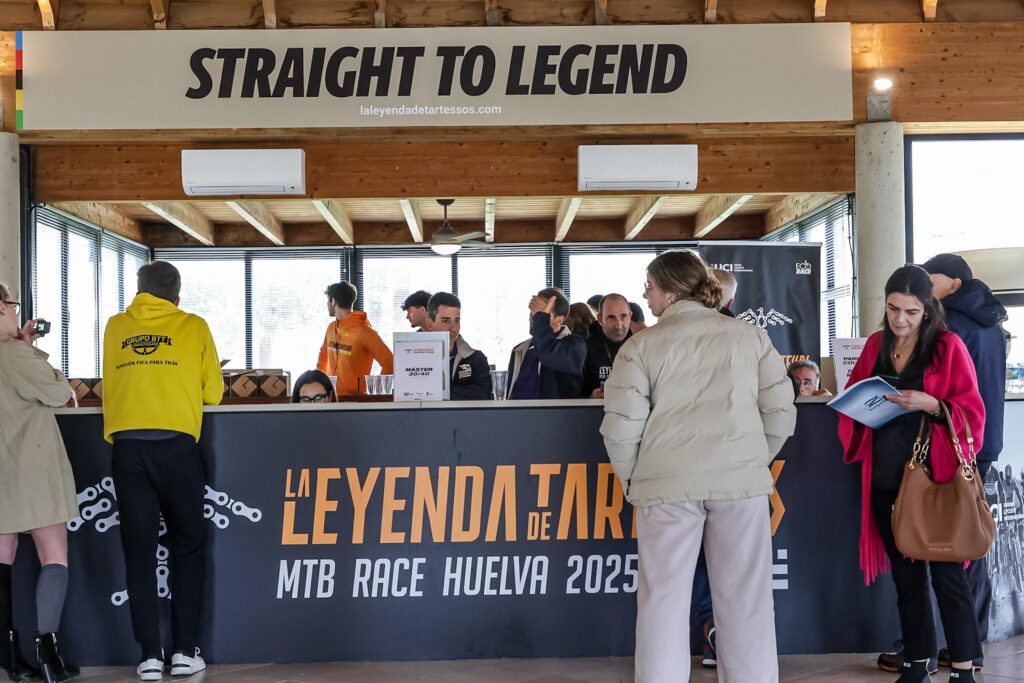 Mesa de entrega de dorsales en La Leyenda de Tartessos 2025.