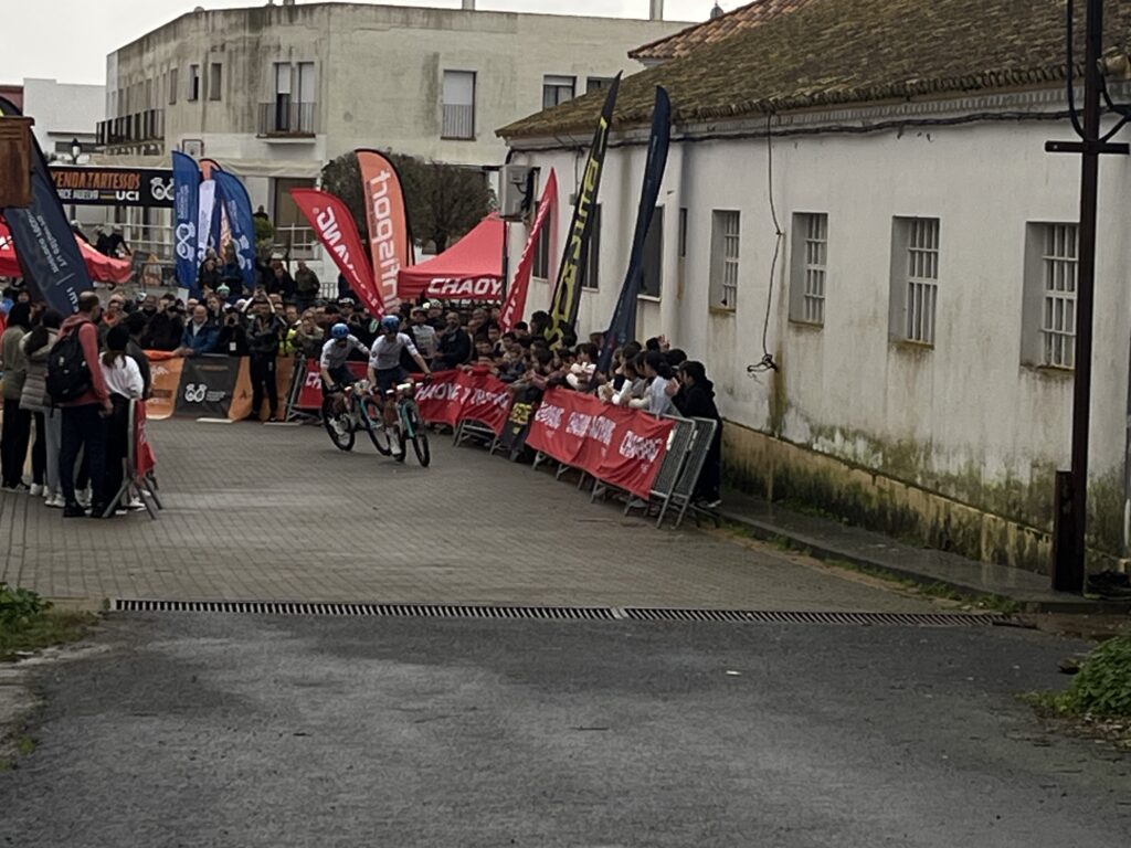 Numeroso público se dio cita para arropar a los corredores en la primera etapa. 