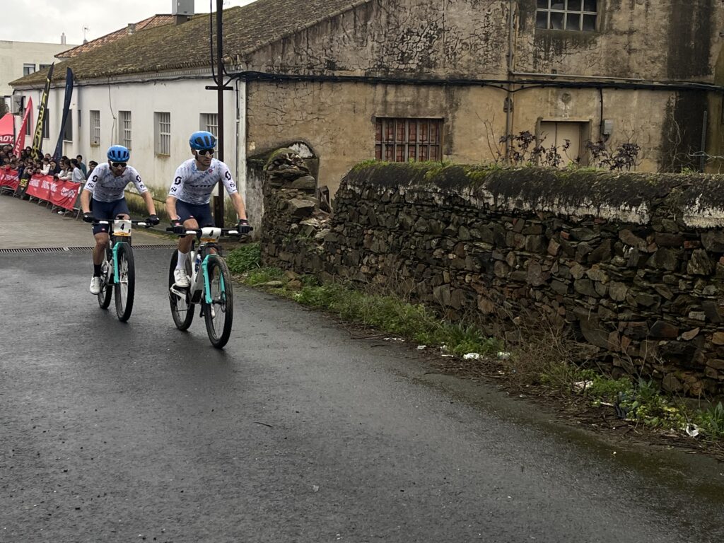 Alberto Barroso y José María Sánchez recorriendo los primeros metros de la etapa.