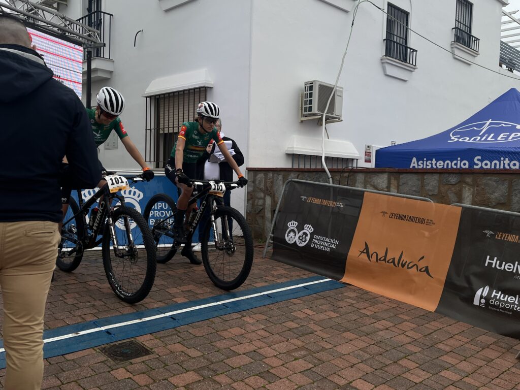 Natalia Fischer y María Reyes Murillo, antes de empezar la etapa.
