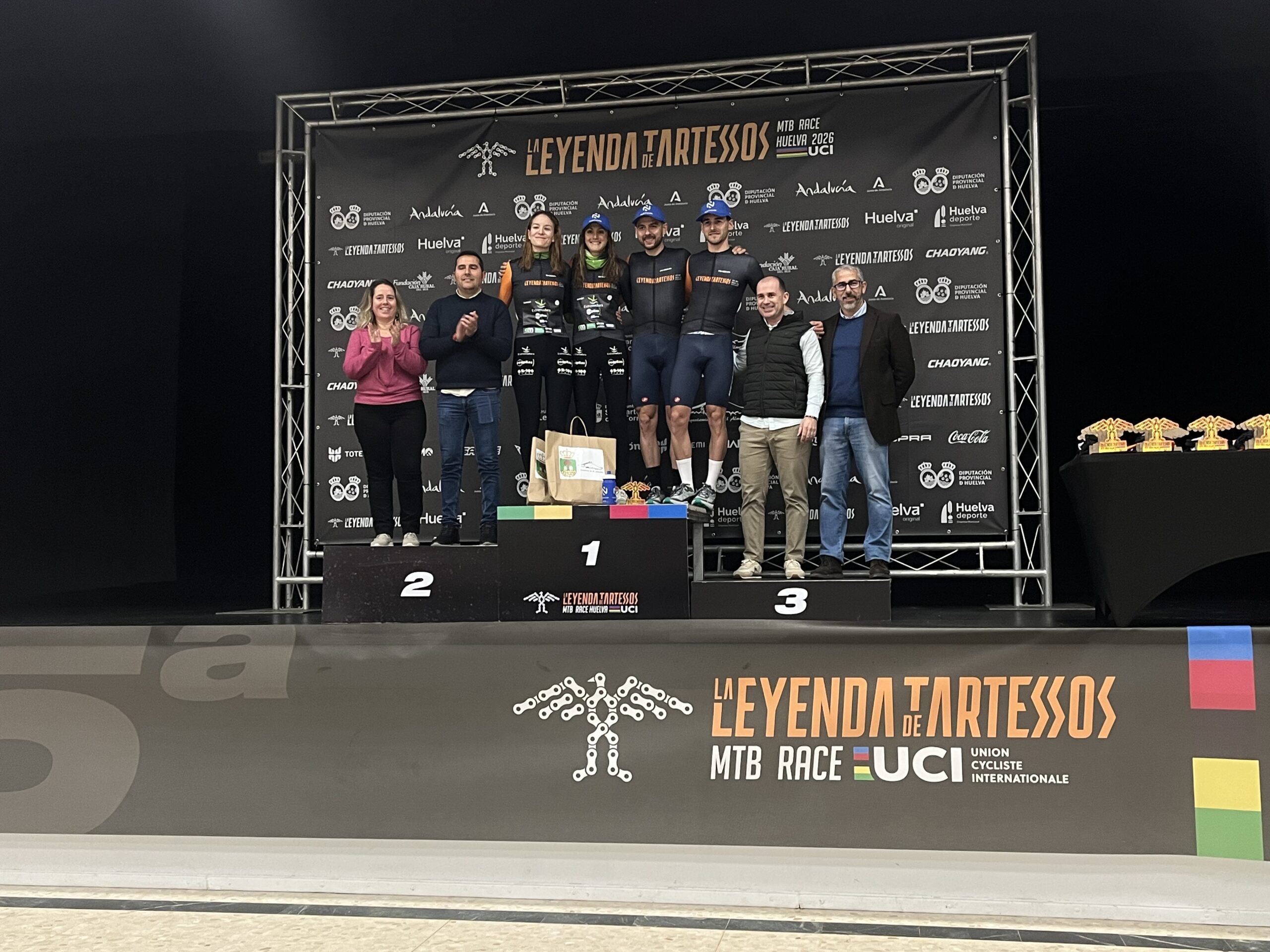 Los ganadores de etapa, en categoría masculina y femenina, en el podio.