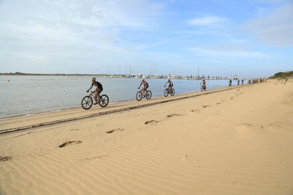 Los corredores de La Leyenda de Tartessos recorriendo la playa de Nuevo Portil. 