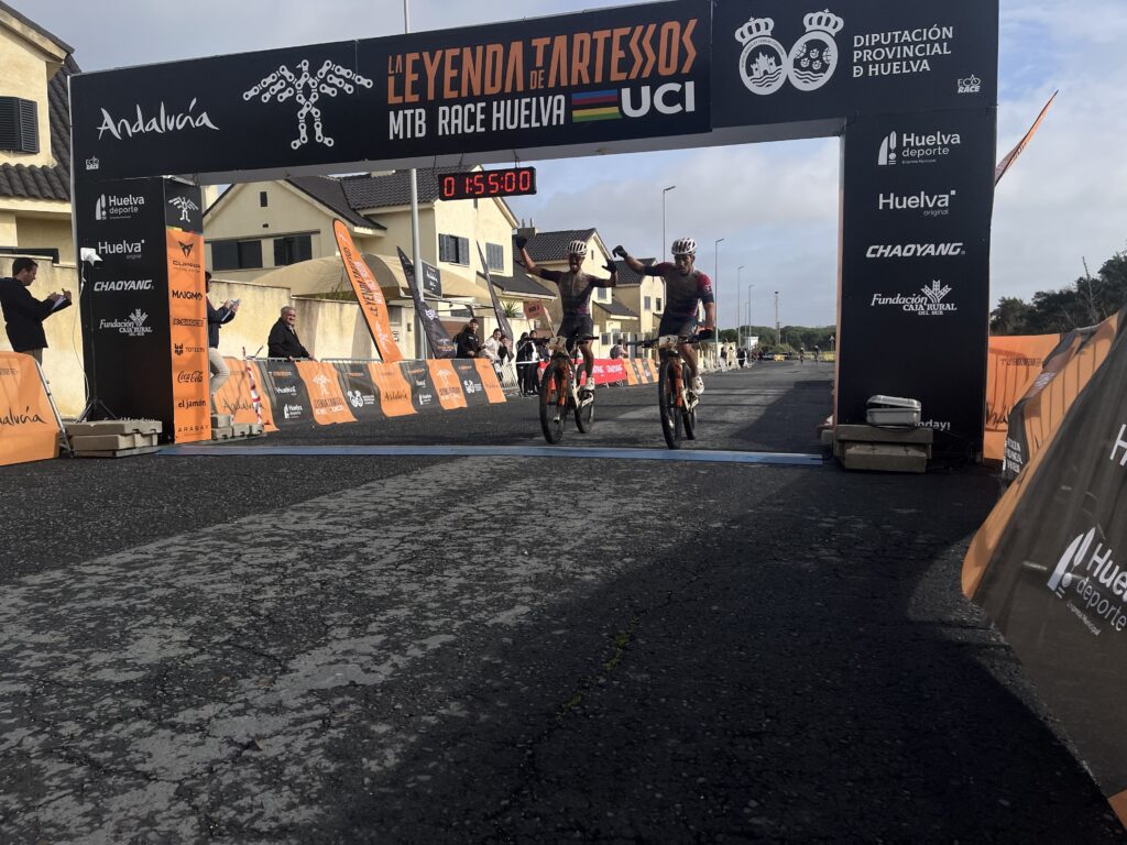 Miguel Muñoz y David González entrando en la línea de meta en la segunda etapa de La Leyenda de Tartessos.