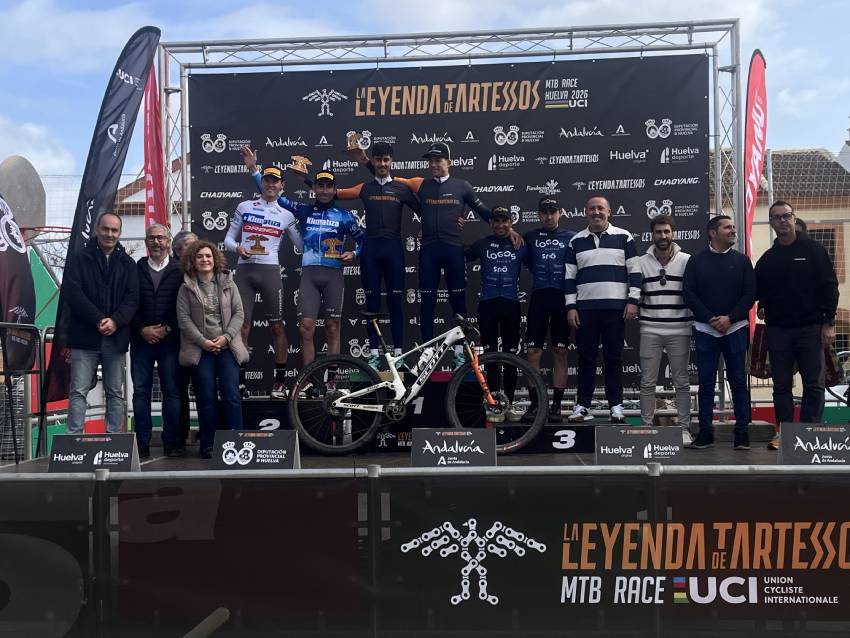 Podio de categoría masculina, con Miguel Muñoz y David González en lo más alto.