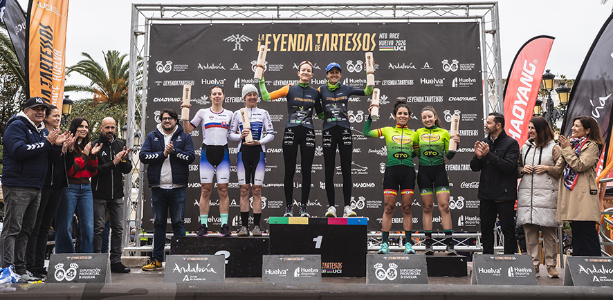 Natalia Fischer y María Reyes Murillo, en lo más alto del podio. 