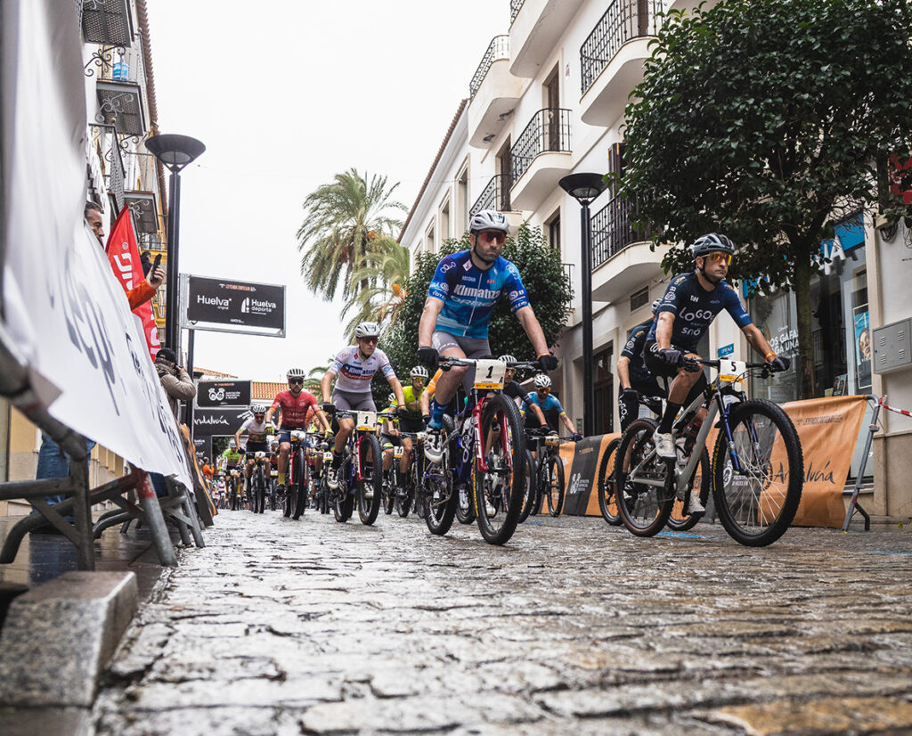 Salida masculina de la 4º etapa, con Jose Dias e Isma Esteban en cabeza.