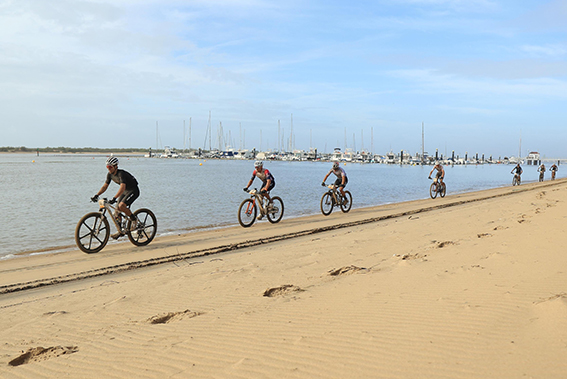 Los corredores recorrieron unos metros por la orilla de la playa.