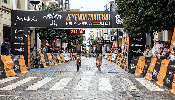 Miguel Muñoz y David González coronándose como ganadores de La Leyenda de Tartessos.